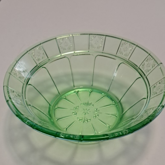 Green uranium glass bowl 8" x 3" - Picture 3 of 4